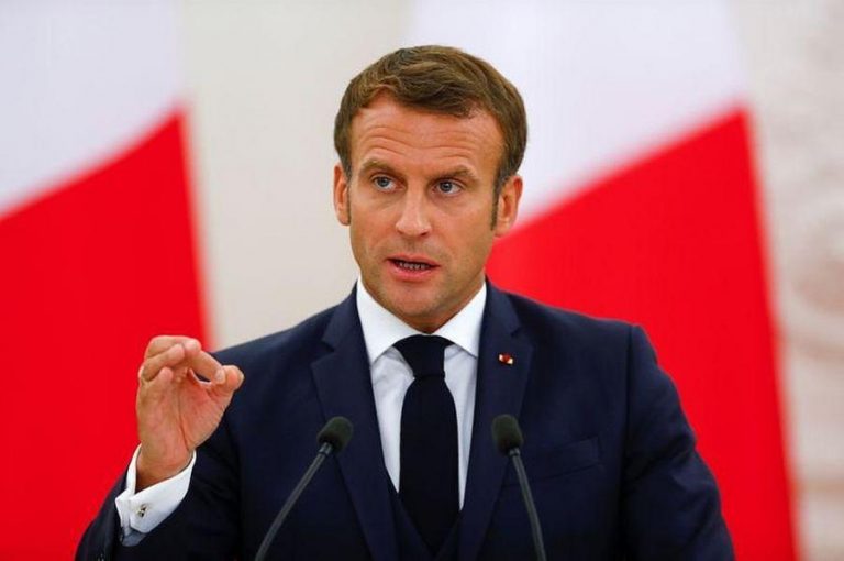 Emmanuel Macron instaura la dictadura en Francia: prohíbe el ocio y transporte público a incluso los ‘vacunados’ que no tienen las «3 dosis indicadas» y cada 4 meses habrá que vacunarse o renovar el «Pasaporte de Vacunación»