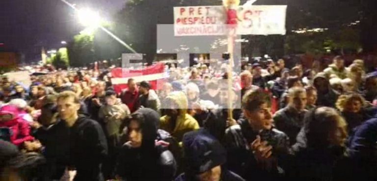 El pueblo de Letonia se levanta contra la Vacuna COVID 19 obligatoria