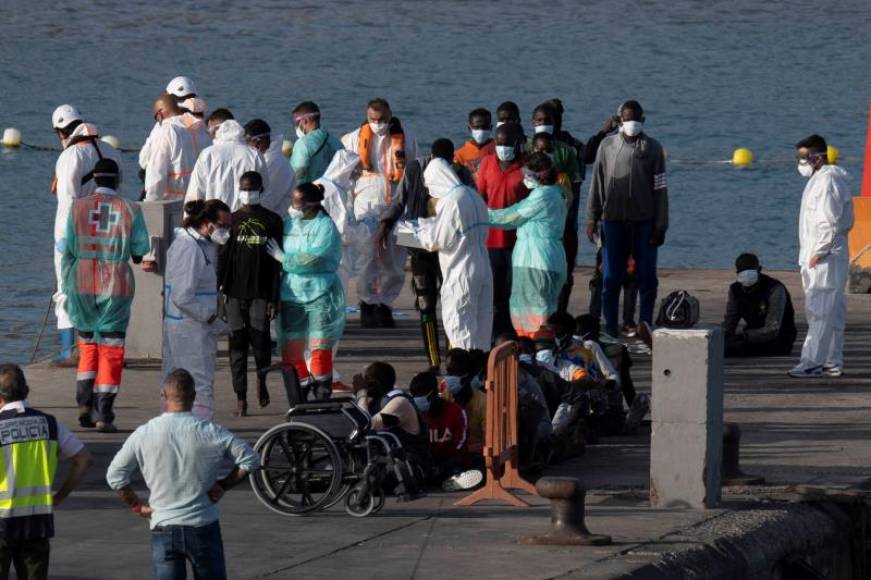 FOTOGRAFÍA. SANTA CRUZ DE TENERIFE (ESPAÑA), 20.08.2021. Un cayuco con 57 inmigrantes ilegales de origen subsahariano a bordo. Efe