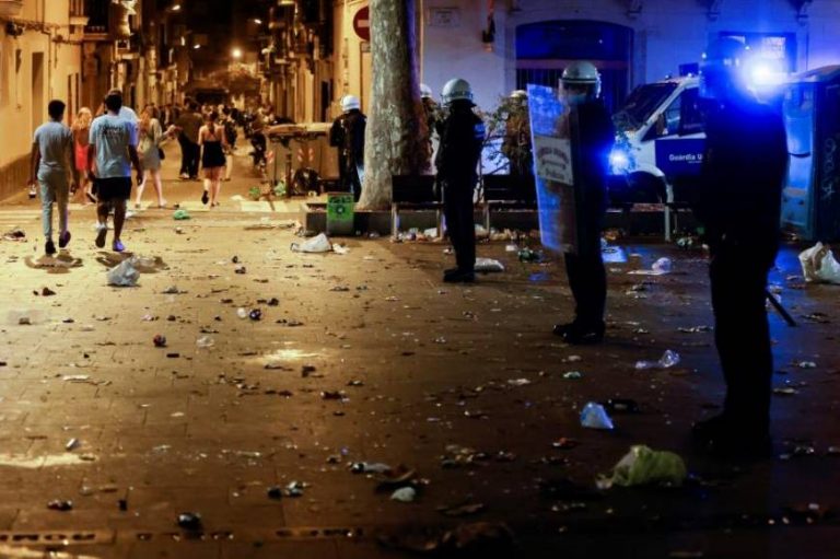 Aglomeraciones y altercados en la fiesta mayor de Sants (Barcelona)