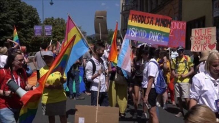 Centenares de personas participan en el tercer Orgullo LGBTIQ celebrado en Sarajevo (Bosnia)
