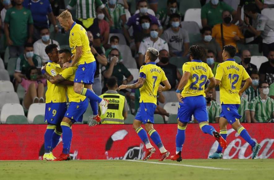 FOTOGRAFÍA. SEVILLA (ESPAÑA), 20.08.2021. Los jugadores del Cádiz celebran su primer gol ante el Betis durante el partido de LaLiga, este viernes en el estadio Benito Villamarín. Efe