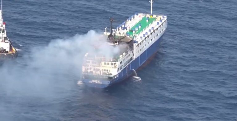 Evacuada la tripulación de un buque incendiado en el puerto de Tarragona