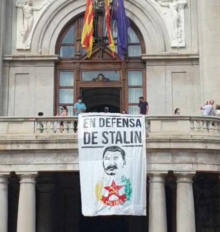 VOX denuncia a Partido Marxista-Leninista por desplegar pancarta comunista de Lósif Stalin en Ayuntamiento de Valencia