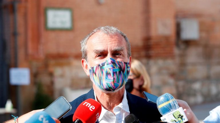 Simón rechaza la imposición de vacunación obligatoria COVID 19 y el Pasaporte COVID 19 en España