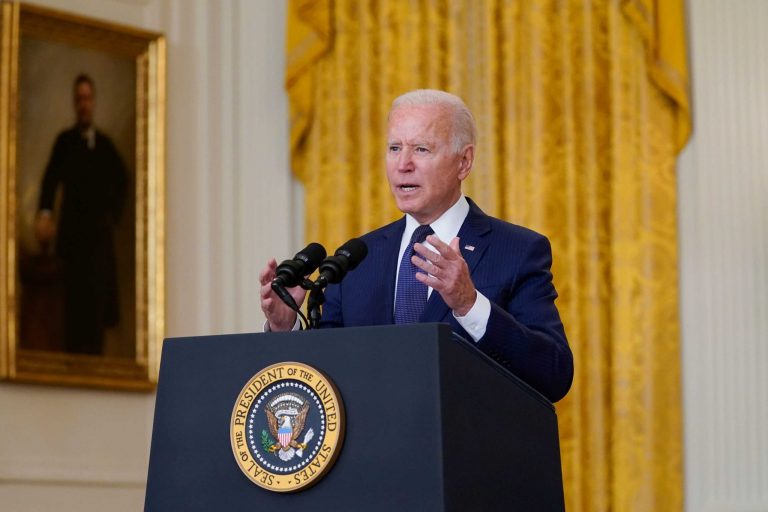 Joe Biden asume responsabilidad sobre Afganistán pero no dimite