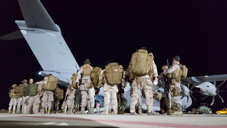 Soldados españoles subiendo al avión A400M rumbo Afganistán para repatriar al personal de la embajada española