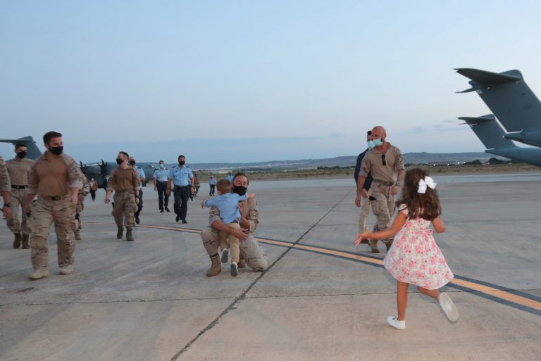 España recibe en Zaragoza a sus militares que llegan de Afganistán