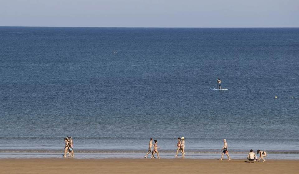 FOTOGRFÍA. PLENCIA (VIZCAYA) ESPAÑA, 20.08.2021. Veraneantes pasean por la playa en la localidad vizcaína de Plentzia. Efe