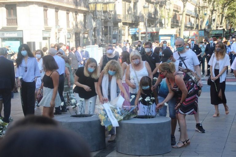 OTOGRAFÍA. BARCELONA (ESPAÑA), 17.08.2020. Varios catalanes asisten al acto sobrio de recuerdo y homenaje a las víctimas de los atentados terroristas islamistas del 17 de agosto de 2017 en Cataluña, debido al covid 19 (coronavirus). Lasvocesdelpueblo (Ñ Pueblo)