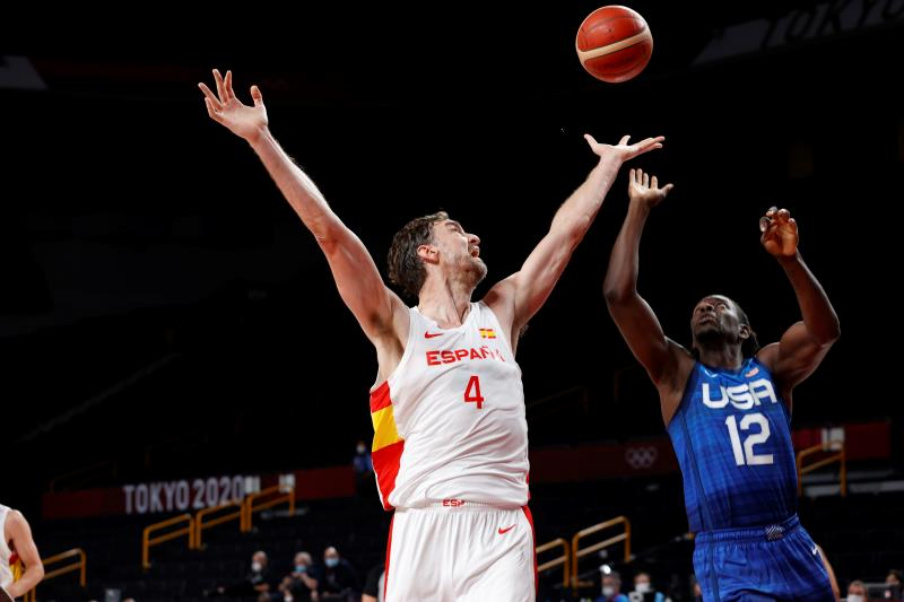 FOTOGRAFÍA. TOKIO (JAPÓN), 03.08.2021. Pau Gasol (i) disputa el balón con Jrue Holiday de EEUU durante el partido por la semifinal. Efe.