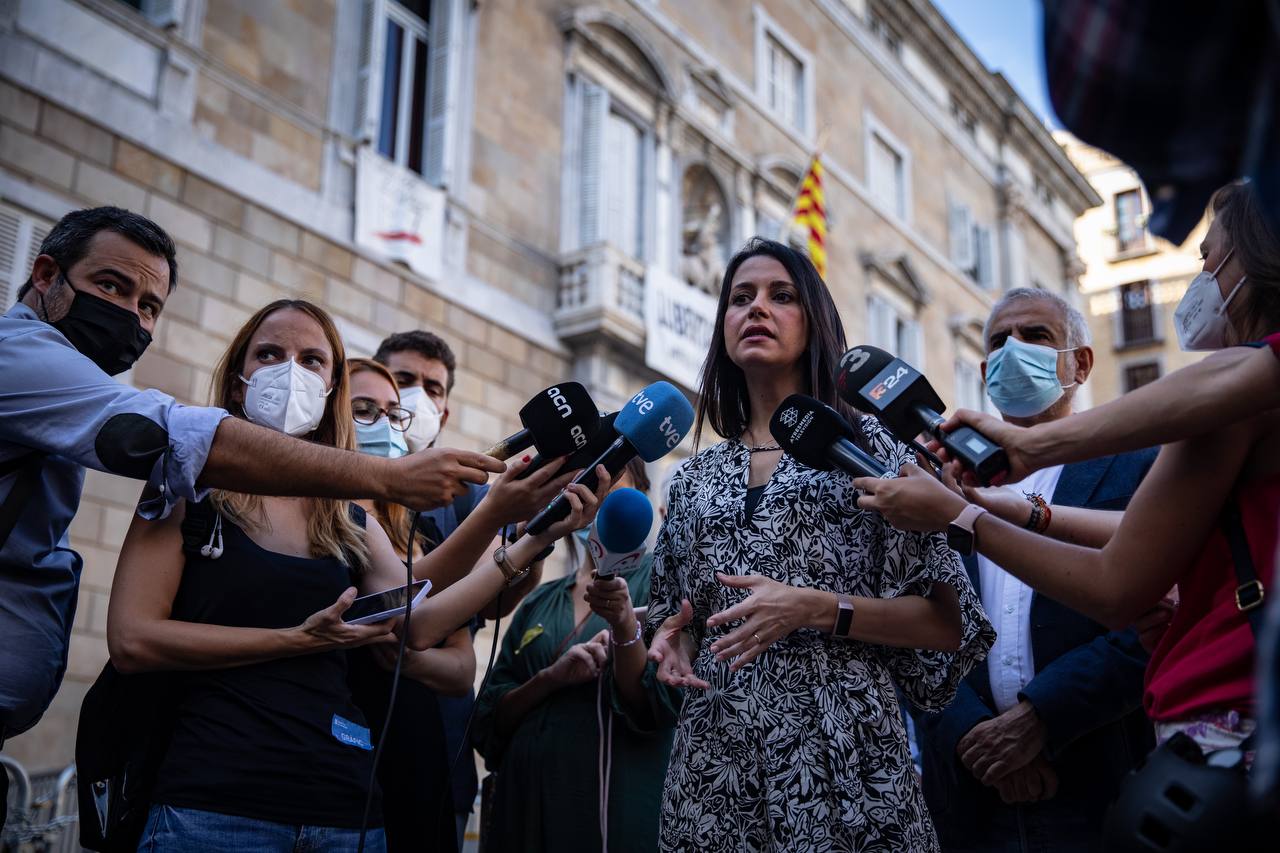 FOTOGRAFÍA. BARCELONA (ESPAÑA), 15.09.2021. la presidente de Ciudadanos (Cs), Inés Arrimadas, en una atención a los medios desde la plaza de San Jaime de Barcelona. (Ñ Pueblo)