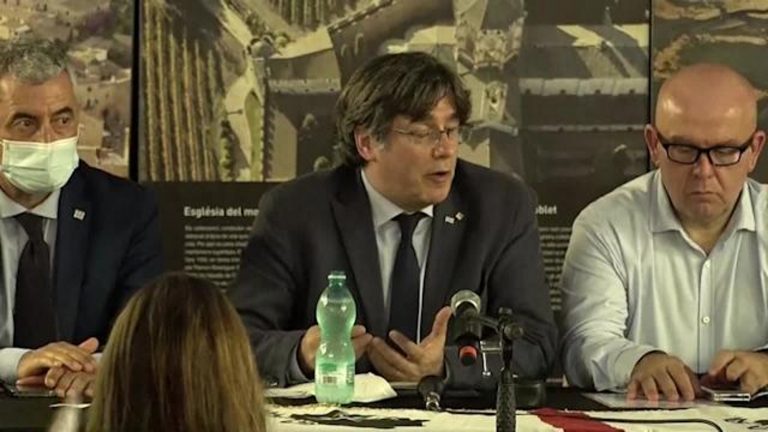 El golpista Puigdemont, junto a separatistas italianos, amenaza al pueblo español con otra DUI desde Cerdeña (Italia)