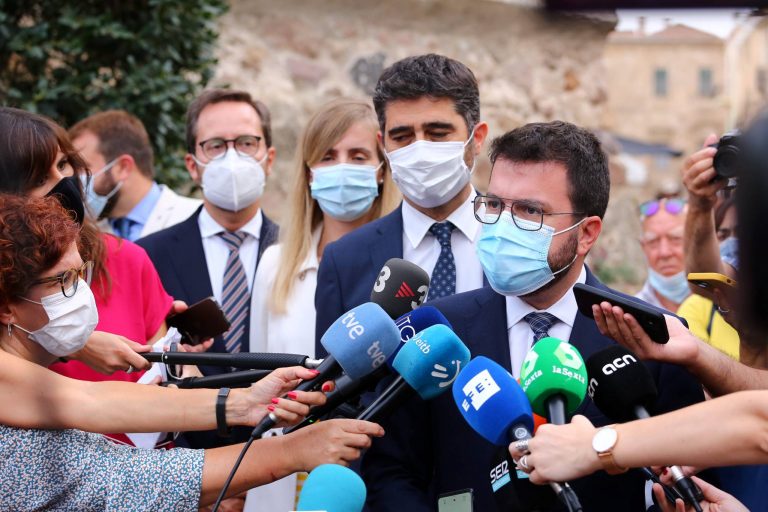 FOTOGRAFÍA. ALGUER (SASSARI) CERDAÑA (ITALIA), 25.09.2021. Pere Aragonés García (ERC) y Carles Puigdemont Casamajó en Alaguer (Sassari) Cerdaña (Italia). Ñ Pueblo.