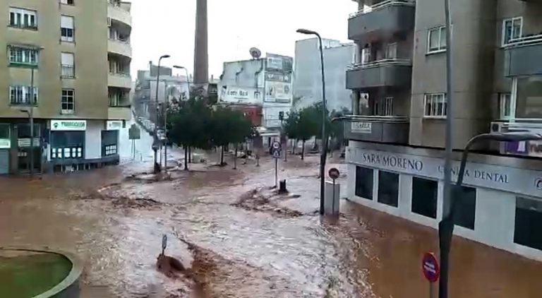 La lluvia deja vehículos atrapados y arrastra contenedores en Almendralejo (Badajoz)