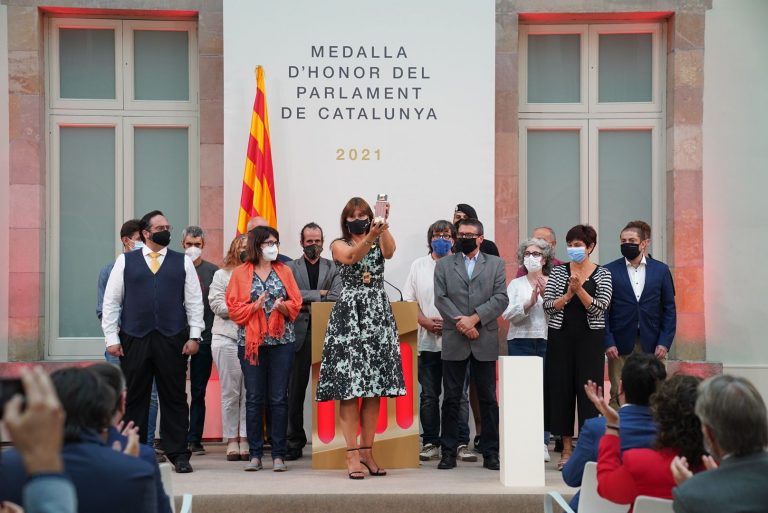 Borràs (JxCat) entrega la medalla de honor del Parlamento de Cataluña a los CDR procesados y juzgados del Procés