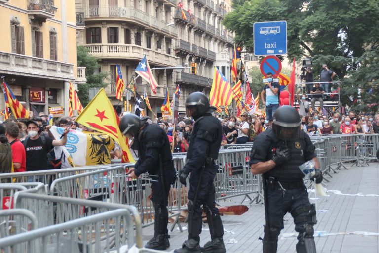 La manifestación independentista de la Diada acaba en violencia en Barcelona