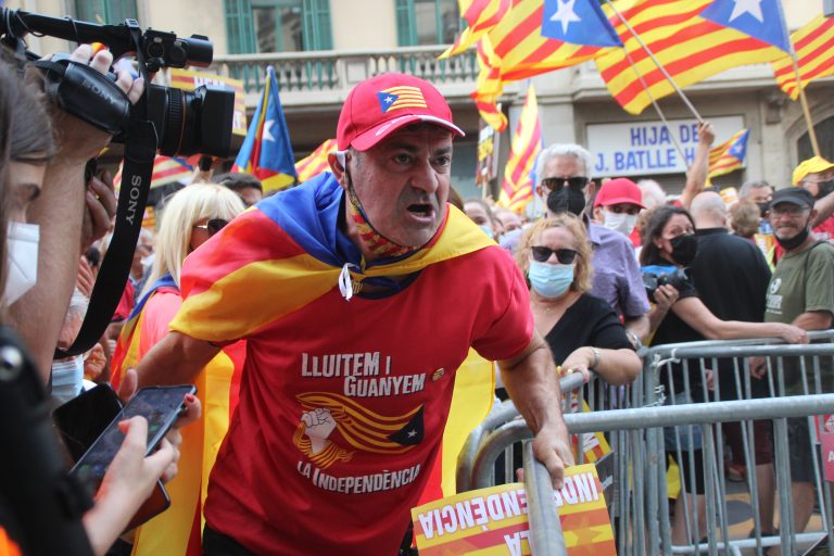 Un independentista amenaza a los agentes de Policía Nacional en Vía Layetana de Barcelona durante la Diada