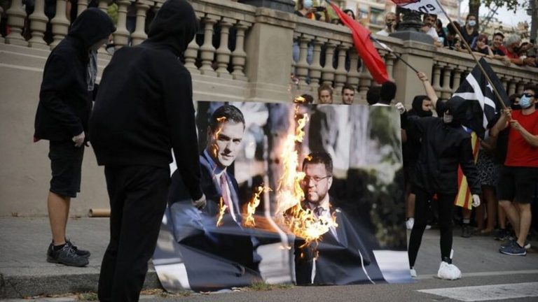 El independentismo se manifiesta dividido en una Diada con menor movilización