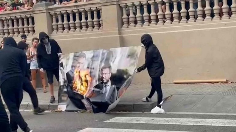 El independentismo quema una gigante foto de Pere Aragonès García (ERC) y Pedro Sánchez Pérez Castejón(PSOE) durante la Diada