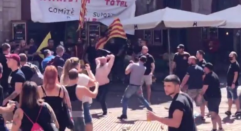 Pelea violenta entre ultraderecha separatista y ultraizquierda separatista en Barcelona: Vuelan sillas y objetos contundentes