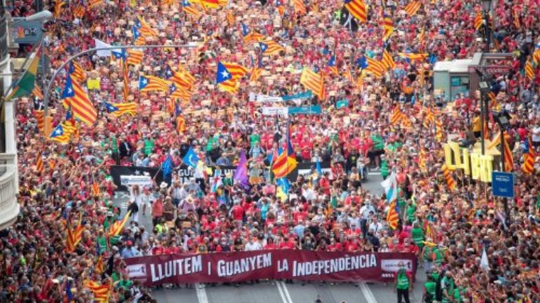 La militancia independentista desdeña el diálogo con España: «Aragonés, haga la independencia»