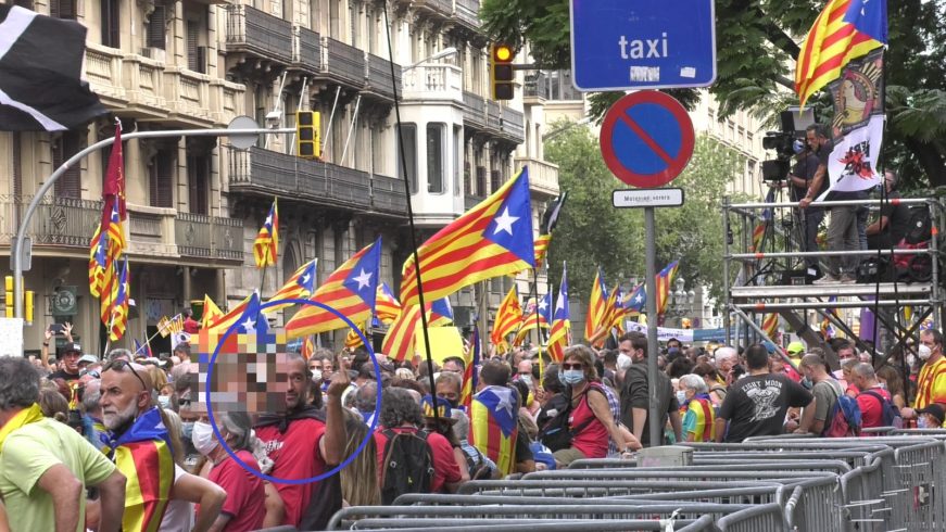 FOTOGRAFÍA. BARCELONA (ESPAÑA), 11.09.2021. independentista enseña a su niña cómo odiar a los agentes d epolicía Nacional. Ñ pueblo (2)