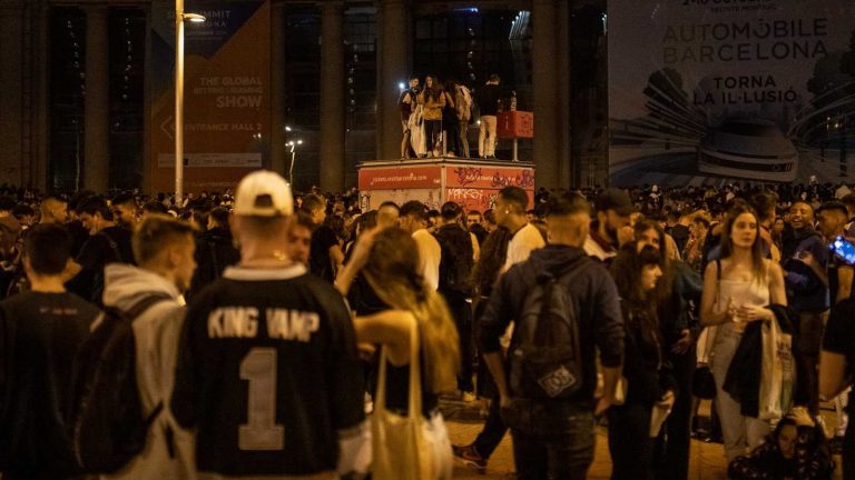 Unas 30.000 personas participan en botellón en playa de Barcelona, con saqueos
