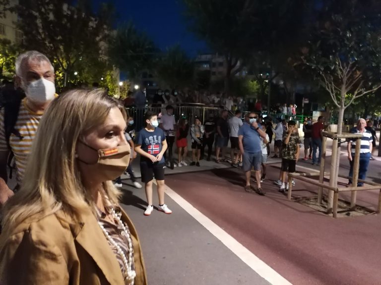 La diputada Lázaro (VOX) arropa a los vecinos para impedir una ocupación ilegal de piso en El Pilar (Tarragona)