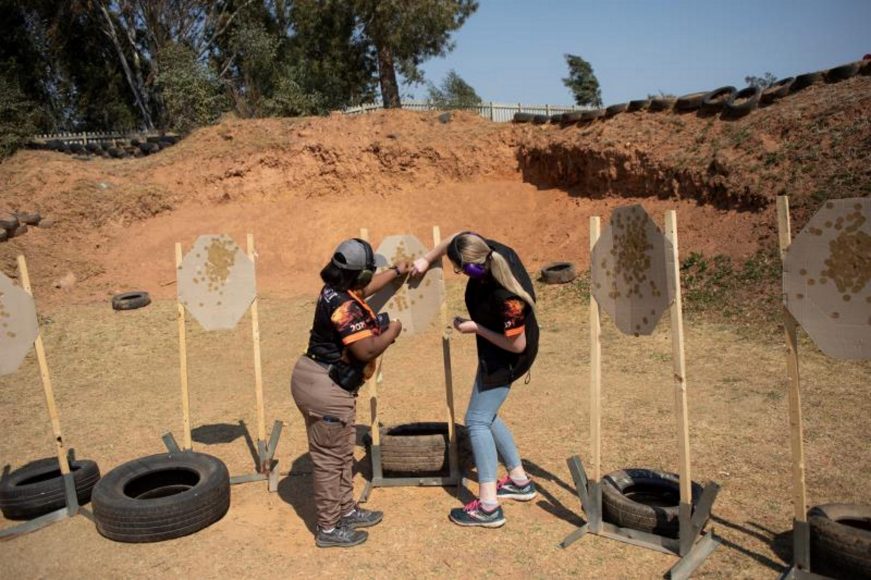 FOTOGRAFÍA. JOHANNESBURGO (SUDÁFRICA), 17.09.2021. Sudafricanos se arman para hacer frente a la criminalidad. Efe (1)