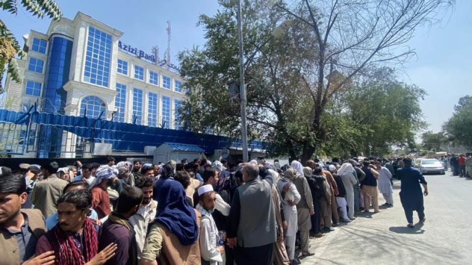 FOTOGRAFÍA. KABUL (AFGANISTÁN), 01.09.2021. La gente hace fila para retirar dinero de los bancos que solo permitieron el retiro de $ 200.Efe