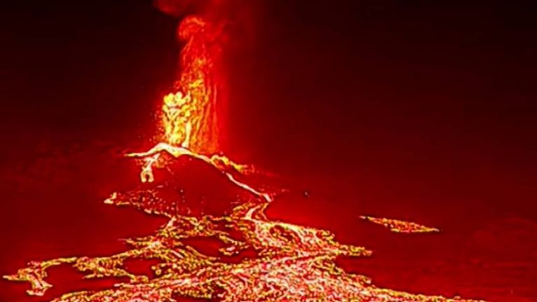 La lava del volcán de La Palma (España) llega al mar quemando plásticos y fertilizantes y creando nube tóxica