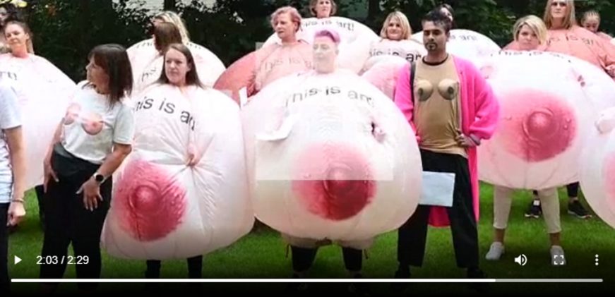 FOTOGRAFÍA. LONDRES (REINO UNIDO), 01.08.2021. Un grupo de personas disfrazadas de pechos gigantes protestó hoy frente la sede de Facebook. Ñ Pueblo