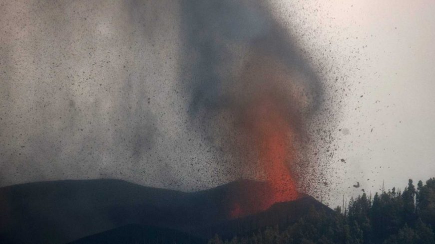 FOTOGRAFÍA. LOS LLANOS DE ARIDANE (LA PALMA) ESPAÑA, 22.09.2021. La actividad explosiva de las bocas del nuevo volcán de la isla de La Palma. Efe (1)