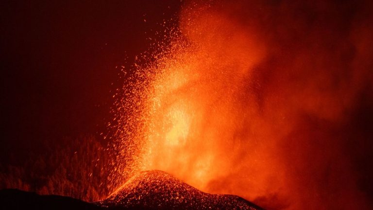 Confinan varios barrios de Tazacorte ante llegada de la lava del volcán de La Palma al mar