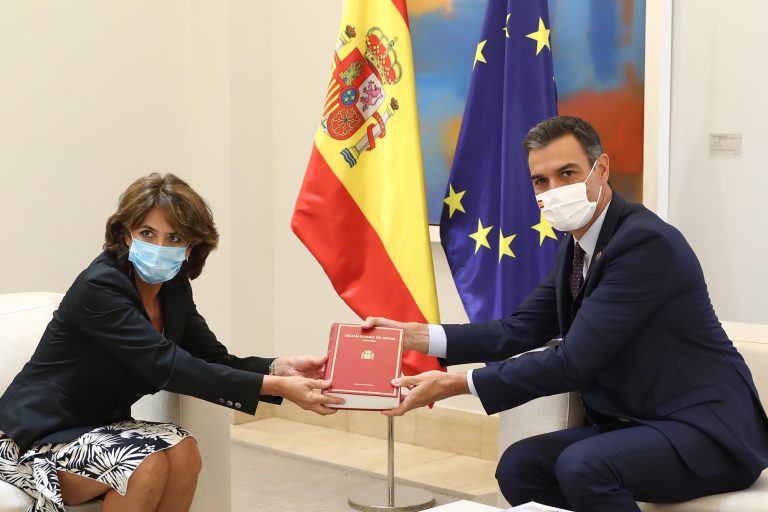 García (PSOE) entrega a Sánchez (PSOE) la Memoria de la Fiscalía