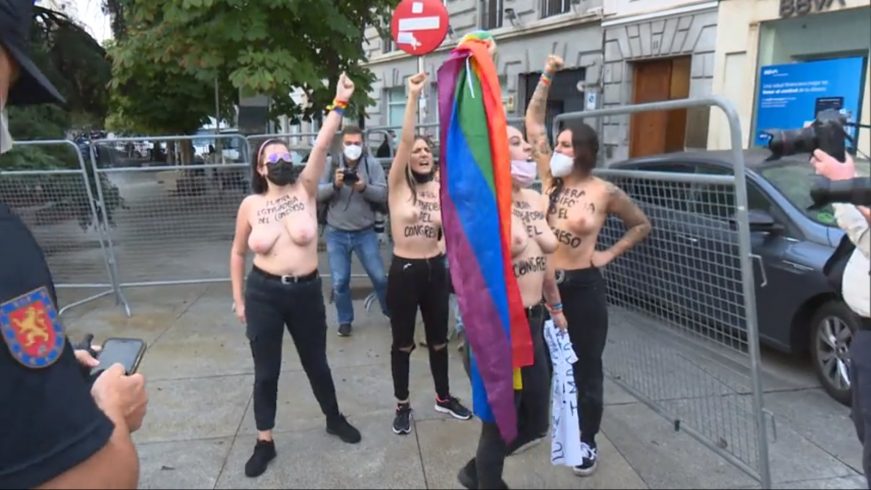FOTOGRAFÍA. MADRID (ESPAÑA), 15.09.2021. Cuatro activistas de «Femen» han protestado frente al Congreso de los Diputado. Ñ Pueblo (4)