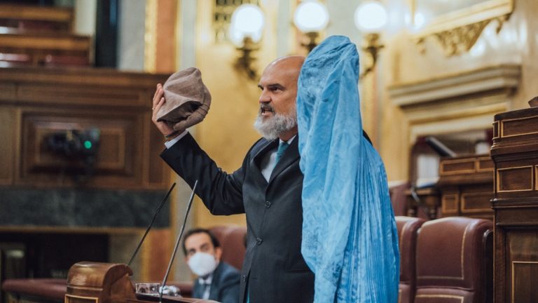 Víctor Sánchez del Real (VOX) exhibe una burka islamista de las afganas en el Congreso de los Diputados: «¿Van a hablarles de diplomacia feminista y ecologista?»
