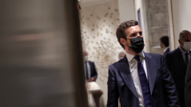 Casado pide que Sánchez haga todo lo posible para que Puigdemont sea puesto a disposición del Tribunal Supremo