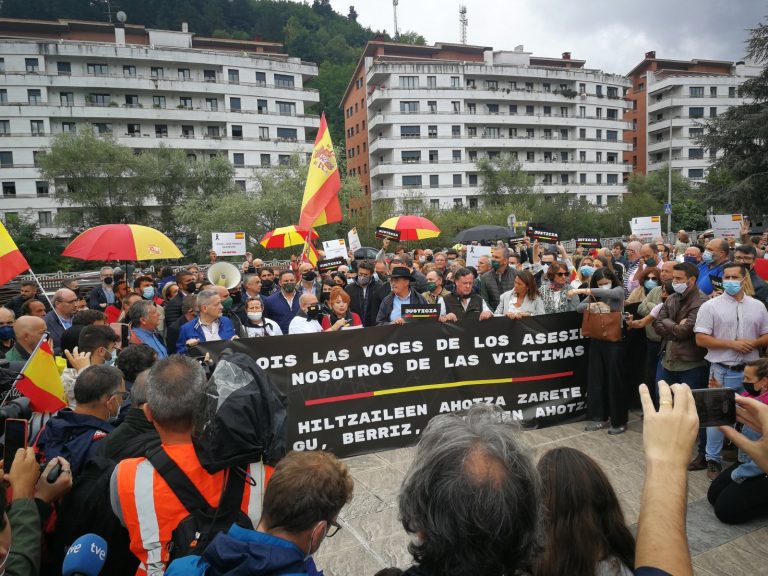 VOX en Mondragón «para no contribuir con nuestro silencio y denunciar la traición de Sánchez» con ETA de Henri Parot y Arnaldo Otegui