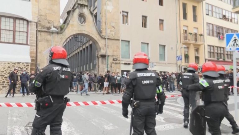 Individuos filoetarras fascistas junto a la ultraizquierda protestan contra VOX en Mondragón (Guipúzcoa)