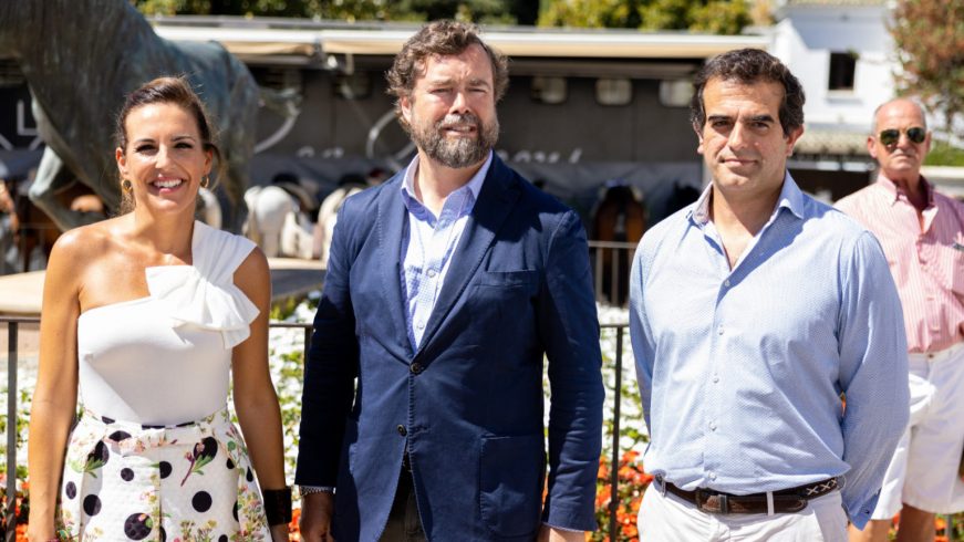 FOTOGRAFÍA. MÁLAGA (ESPAÑA), 04.09.2021. Iván Espinosa de los Monteros y de Simón (c), junto a la diputada de VOX, Patricia Rueda Parelló (i). Ñ Pueblo