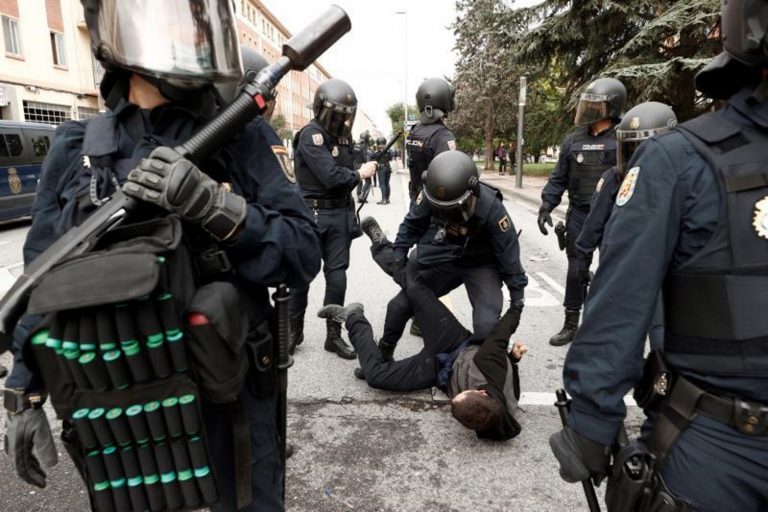 La policía accede al gaztetxe de Rochapea en un ambiente de tensión