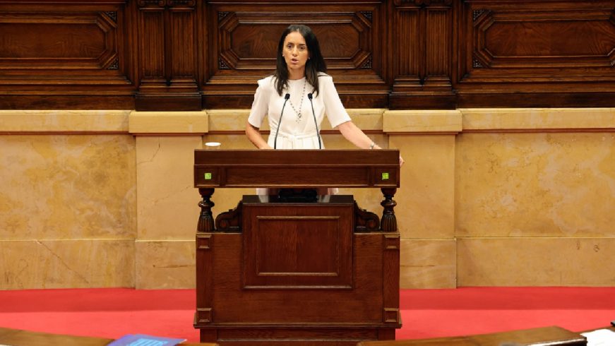 FOTOGRAFÍA. PARLAMENTO DE CATALUÑA (BARCELONA) ESPAÑA, SEPTIEMBRE DE 2021. La diputada de VOX por Barcelona al Parlamento de Cataluña, Mónica Lora Cisquer. Ñ Pueblo
