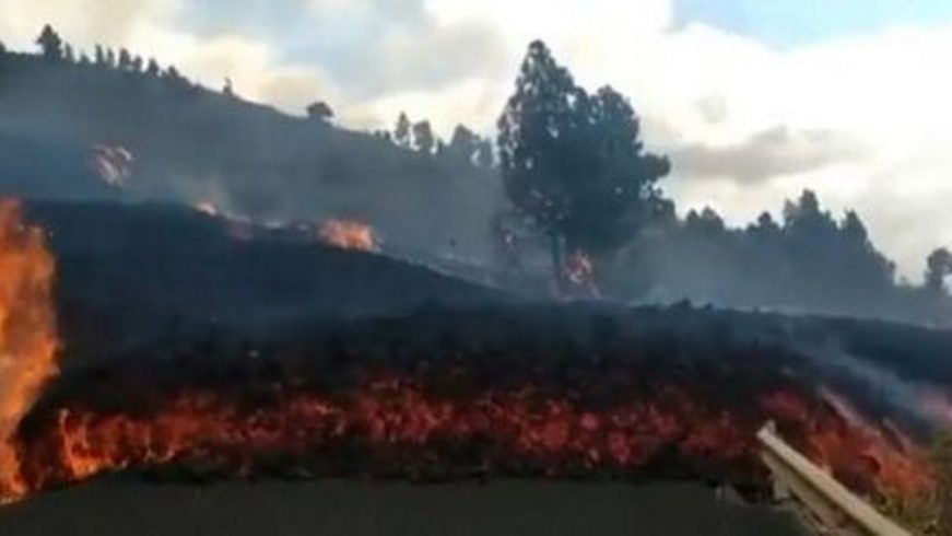 FOTOGRAFÍA. SANTA CRUZ DE LA PALMA (ESPAÑA), 20.09.2021. La lengua de lava del volcán de La Palma (archipiélago español de las Canarias) España invade las carreteras de El Paso. Efe (1)