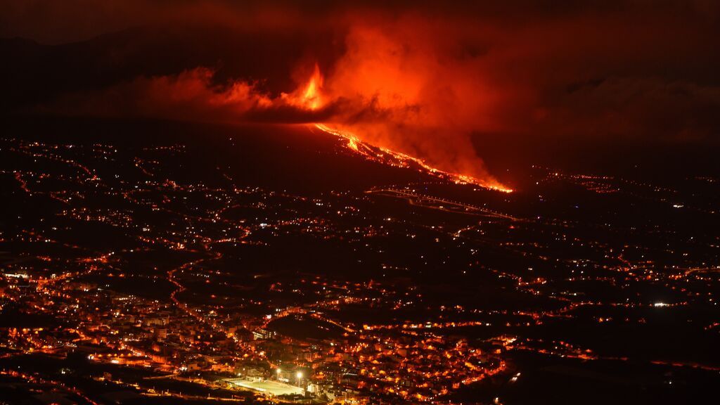 FOTOGRAFÍA. SANTA CRUZ DE LA PALMA (ESPAÑA), 20.09.2021. La lengua de lava del volcán de La Palma (archipiélago español de las Canarias) España invade las carreteras de El Paso. Efe (2)