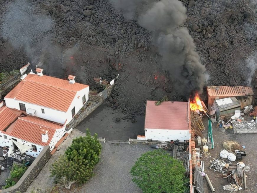 FOTOGRAFÍA. SANTA CRUZ DE LA PALMA (ESPAÑA), 21.09.2021. La lava ya ha entrado en el pueblo de Todoque (La Palma). Efe (1)