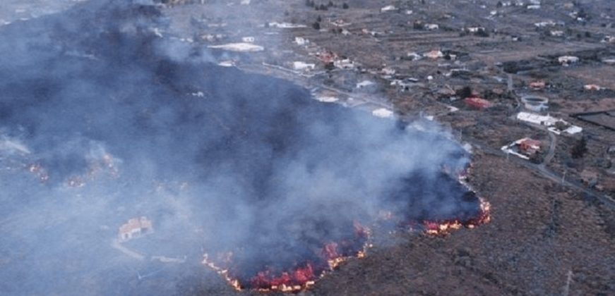 FOTOGRAFÍA. SANTA CRUZ DE LA PALMA (ESPAÑA), 21.09.2021. La lava ya ha entrado en el pueblo de Todoque (La Palma). Efe (1)