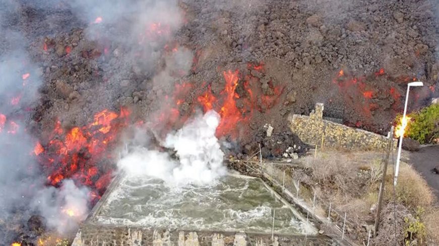 FOTOGRAFÍA. SANTA CRUZ DE LA PALMA (ESPAÑA), 21.09.2021. La lava ya ha entrado en el pueblo de Todoque (La Palma). Efe (2)