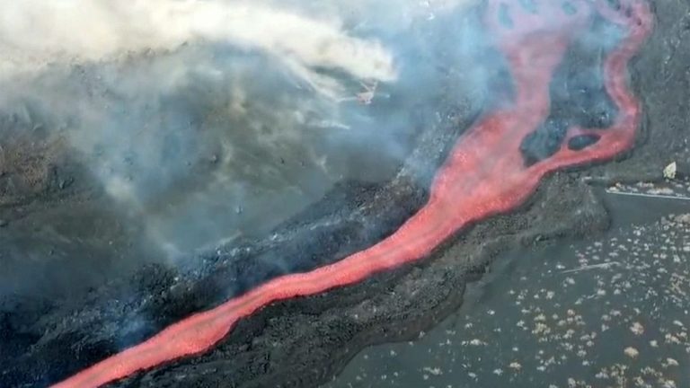 La lava del volcán de La Palma derriba la iglesia de Todoque